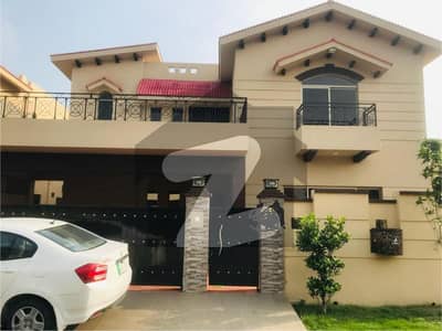 *17 Marla 5Bed House for Sale in Askari 10 Lahore