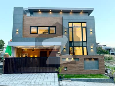 ڈی ایچ اے ڈیفینس فیز 2 ڈی ایچ اے ڈیفینس,اسلام آباد میں 5 کمروں کا 10 مرلہ مکان 5.5 کروڑ میں برائے فروخت۔