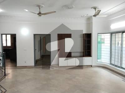 ڈی ایچ اے فیز 4 ڈیفنس (ڈی ایچ اے),لاہور میں 4 کمروں کا 10 مرلہ مکان 1.65 لاکھ میں کرایہ پر دستیاب ہے۔