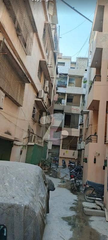 kareem square near hassan square 3 bedroom flat available 3 side cornet west open 3rd floor without lift . compound parking avaliable.