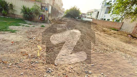 ڈی ایچ اے فیز 7 - بلاک آر فیز 7,ڈیفنس (ڈی ایچ اے),لاہور میں 1 کنال رہائشی پلاٹ 4.2 کروڑ میں برائے فروخت۔