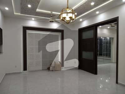 ای ۔ 11 اسلام آباد میں 5 کمروں کا 10 مرلہ مکان 8.3 کروڑ میں برائے فروخت۔
