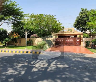 کینٹ ملتان میں 5 کمروں کا 19 مرلہ مکان 13.0 کروڑ میں برائے فروخت۔