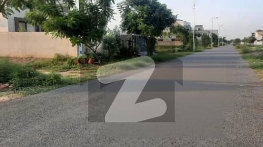 ڈی ایچ اے فیز 7 - بلاک ڈبلیو فیز 7,ڈیفنس (ڈی ایچ اے),لاہور میں 1 کنال رہائشی پلاٹ 4.65 کروڑ میں برائے فروخت۔