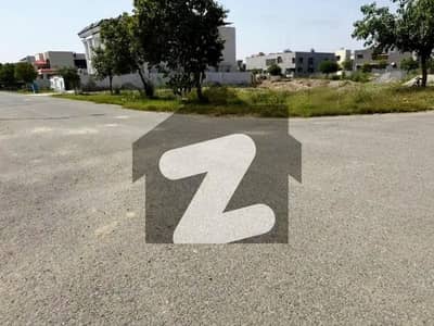 ڈی ایچ اے فیز 7 - بلاک ایس فیز 7,ڈیفنس (ڈی ایچ اے),لاہور میں 1 کنال رہائشی پلاٹ 5.55 کروڑ میں برائے فروخت۔