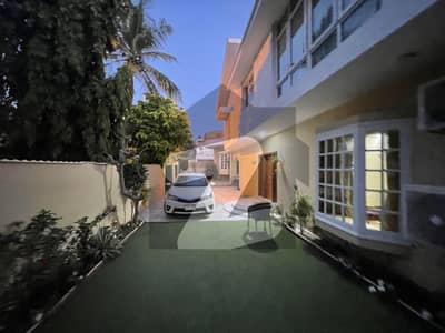 1000 square yard Bungalow available For sale in Clifton block 4