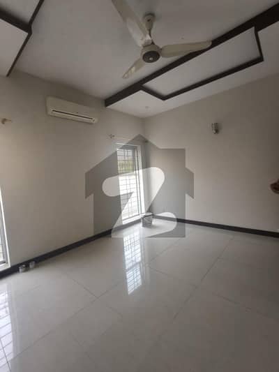 1 Kanal House Available For Rent