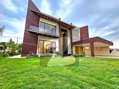 Luxurious 2.5 Kanal Mansion With Huge Lawn & Pools