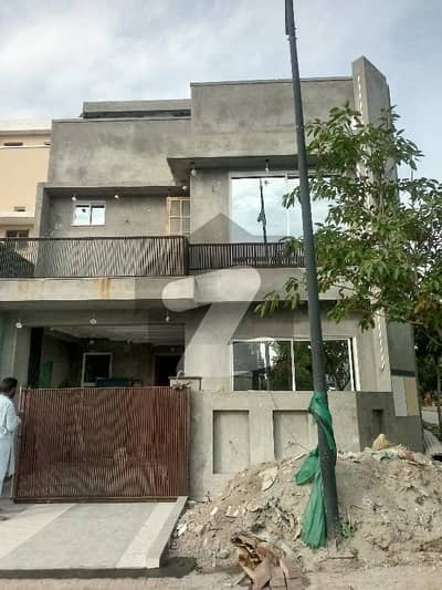 بحریہ انکلیو - سیکٹر بی1 بحریہ انکلیو,بحریہ ٹاؤن,اسلام آباد میں 4 کمروں کا 5 مرلہ مکان 3.35 کروڑ میں برائے فروخت۔