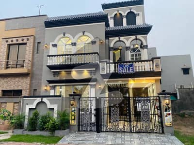 بحریہ ٹاؤن سیکٹر ای بحریہ ٹاؤن,لاہور میں 3 کمروں کا 5 مرلہ مکان 2.5 کروڑ میں برائے فروخت۔