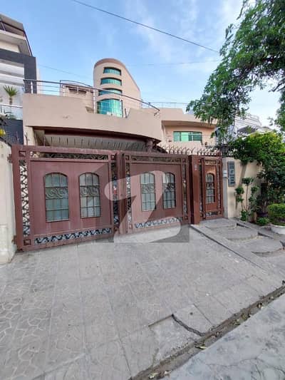 1-Kanal (22 Marla) Like A New House In Nashman Iqbal Phase 1 For Sale