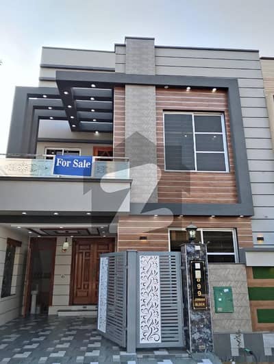 OWNER BUILD HOUSE A+ CONSTRUCTION 5 MARLA FOR SALE IN THE HEART OF BAHRIA TOWN LAHORE