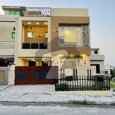 بحریہ ٹاؤن فیز 8 بحریہ ٹاؤن راولپنڈی,راولپنڈی میں 3 کمروں کا 5 مرلہ مکان 1.95 کروڑ میں برائے فروخت۔