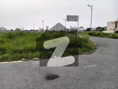 ڈی ایچ اے فیز 8 - بلاک وائے فیز 8,ڈیفنس (ڈی ایچ اے),لاہور میں 1 کنال رہائشی پلاٹ 5.0 کروڑ میں برائے فروخت۔