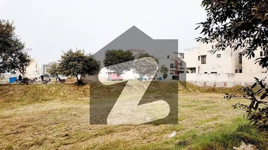 ڈی ایچ اے فیز 7 - بلاک وائے فیز 7,ڈیفنس (ڈی ایچ اے),لاہور میں 1 کنال رہائشی پلاٹ 4.2 کروڑ میں برائے فروخت۔