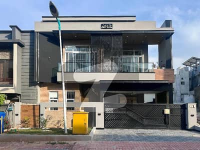 بحریہ ٹاؤن فیز 8 بحریہ ٹاؤن راولپنڈی,راولپنڈی میں 5 کمروں کا 10 مرلہ مکان 5.65 کروڑ میں برائے فروخت۔