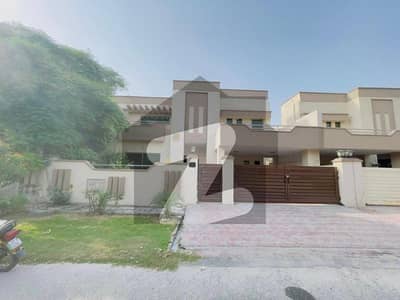 12 MARLA 4 BEDROOMS FULL COL HOUSE AVAILABLE FOR RENT