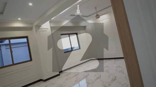Luxury 3-Bed Flat with 1400 Sq Ft Open Area Prime Location