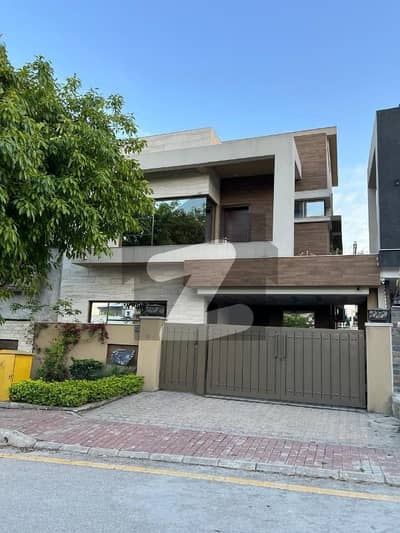 بحریہ ٹاؤن فیز 8 ۔ بلاک ای بحریہ ٹاؤن فیز 8,بحریہ ٹاؤن راولپنڈی,راولپنڈی میں 5 کمروں کا 10 مرلہ مکان 3.9 کروڑ میں برائے فروخت۔