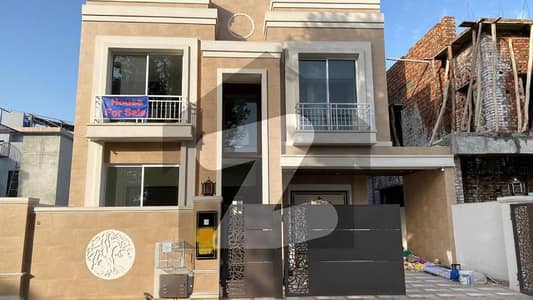 10 Marla Luxury Living Beautiful Home Available for Sale in M6 Block