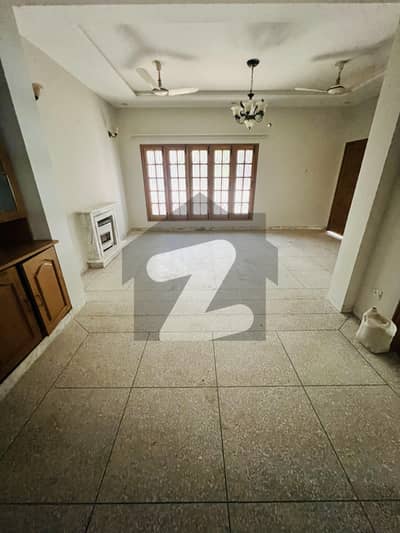 HOUSE FOR SALE SECTOR F 11 SIZE 10 MARLA TOP LOCATION 70 FEET STREET