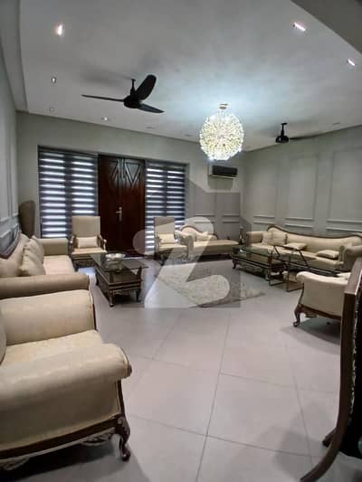 1 KANAL FULL HOUSE FOR SALE AT IDEAL LOCATION IN MODEL TOWN.