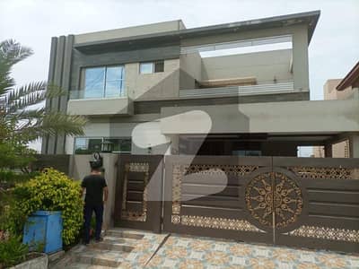ڈی ایچ اے فیز 3 - بلاک زیڈ فیز 3,ڈیفنس (ڈی ایچ اے),لاہور میں 5 کمروں کا 1 کنال مکان 8.0 کروڑ میں برائے فروخت۔