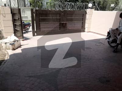 ڈی ایچ اے فیز 4 ڈیفنس (ڈی ایچ اے),لاہور میں 4 کمروں کا 10 مرلہ مکان 1.75 لاکھ میں کرایہ پر دستیاب ہے۔