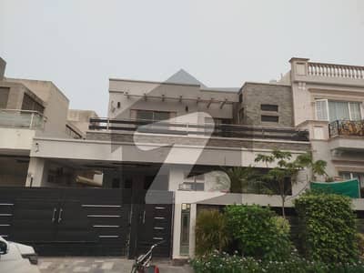 BEAUTIFULL TEN MARLA HOUSE AVAILABLE FOR RENT IN DHA PHASE 5 ,