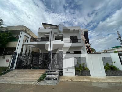 400 Yards Corner Villa with a Lawn in Saadi Town
