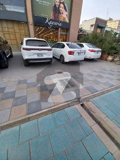 گلبرگ لاہور میں 7 مرلہ Studio دکان 18.5 لاکھ میں کرایہ پر دستیاب ہے۔