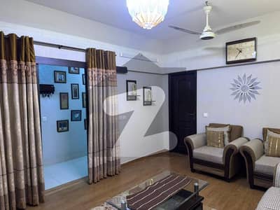 CORNER, WEST OPEN, LEASED, LOWER FLOOR FLAT