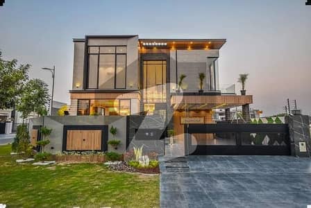 20 MARLA ELEGANT AND FULLY MAINTAINED SUPER HOT LOCATED BUNGALOW'S UPPER PORTION IS AVAILABLE IN THE BEST BLOCK OF DHA LAHORE.