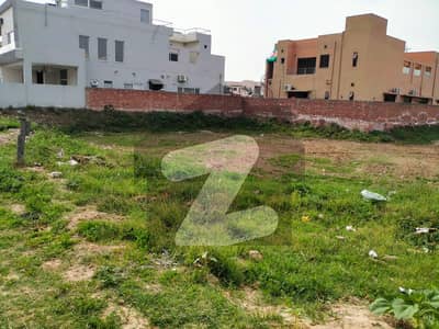 ڈی ایچ اے فیز 8 - بلاک زیڈ 1 ڈی ایچ اے فیز 8,ڈیفنس (ڈی ایچ اے),لاہور میں 1 کنال رہائشی پلاٹ 2.1 کروڑ میں برائے فروخت۔