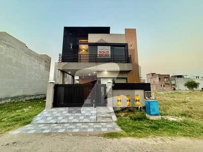 ڈی ایچ اے 9 ٹاؤن ڈیفنس (ڈی ایچ اے),لاہور میں 3 کمروں کا 5 مرلہ مکان 1.2 لاکھ میں کرایہ پر دستیاب ہے۔