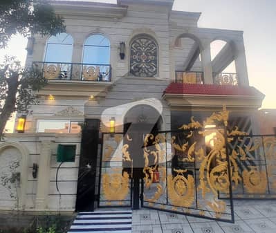 بحریہ آرچرڈ لاہور میں 5 کمروں کا 8 مرلہ مکان 2.7 کروڑ میں برائے فروخت۔