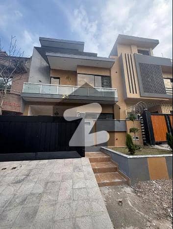 جی ۔ 13 اسلام آباد میں 5 کمروں کا 4 مرلہ مکان 4.35 کروڑ میں برائے فروخت۔