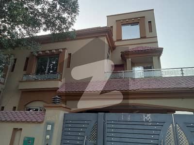 10 Marla Renovated House available for Sale in Bahria Town Lahore