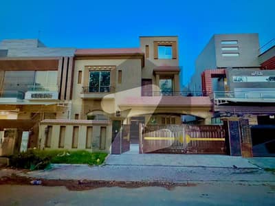 بحریہ ٹاؤن جاسمین بلاک بحریہ ٹاؤن سیکٹر سی,بحریہ ٹاؤن,لاہور میں 5 کمروں کا 10 مرلہ مکان 1.5 لاکھ میں کرایہ پر دستیاب ہے۔