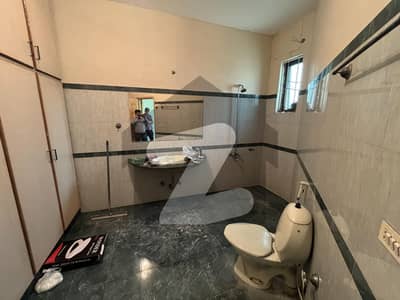 Valencia Town Society Upper Lower Available For Rent With Gas