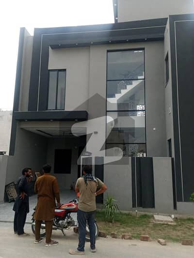 Corner 5 Marla Spacious House Is Available In Formanites Housing Scheme - For Sale