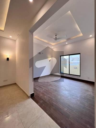 3Bed DDL 125sq Yd Villa FOR SALE All Amenities Nearby Including MOSQUE, General Store & Parks