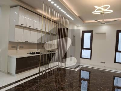 ڈی ایچ اے فیز 8 ڈی ایچ اے ڈیفینس,کراچی میں 6 کمروں کا 1 کنال مکان 23.0 کروڑ میں برائے فروخت۔