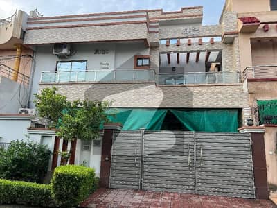 الرحمان گارڈن فیز 2 الرحمان گارڈن,لاہور میں 5 کمروں کا 8 مرلہ مکان 3.3 کروڑ میں برائے فروخت۔