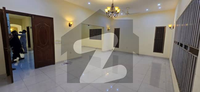 ڈی ایچ اے فیز 8 ڈی ایچ اے ڈیفینس,کراچی میں 6 کمروں کا 1 کنال مکان 5.75 لاکھ میں کرایہ پر دستیاب ہے۔
