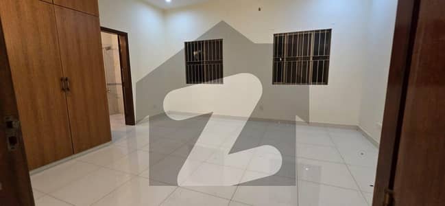 UPPER PORTION 3 BEDROOMS 500 YARDS FOR RENT IN PHASE 8 FIRST BELT A ZONE