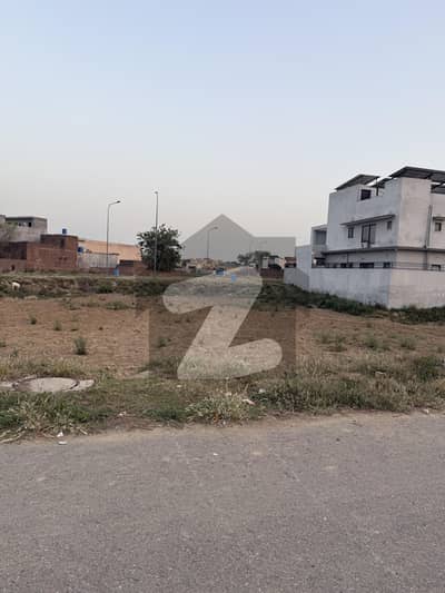 ڈی ایچ اے فیز 8 - بلاک یو فیز 8,ڈیفنس (ڈی ایچ اے),لاہور میں 1 کنال رہائشی پلاٹ 7.35 کروڑ میں برائے فروخت۔