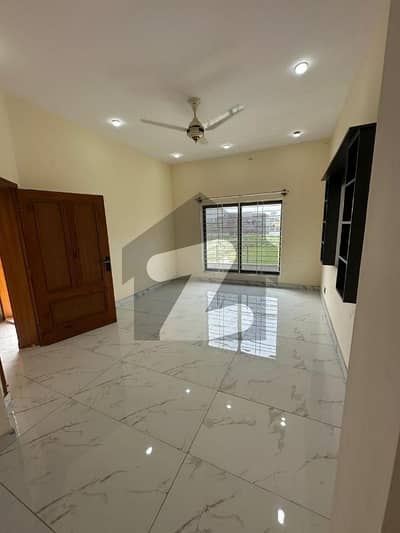 10 Marla Good Looking House Available For Sale