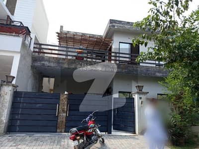 ستارہ سپنا سٹی فیصل آباد میں 11 مرلہ مکان 5.5 کروڑ میں برائے فروخت۔