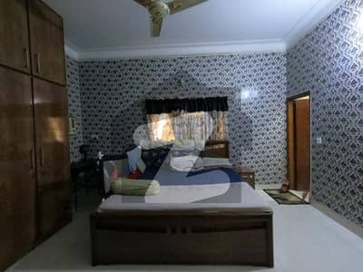 In Gulshan-e-Iqbal - Block 11 House For sale Sized 262 Square Yards